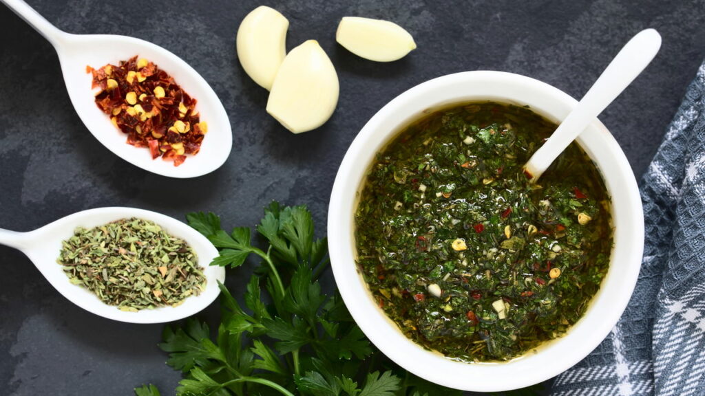 Como fazer um molho chimichurri caseiro que combina com qualquer carne