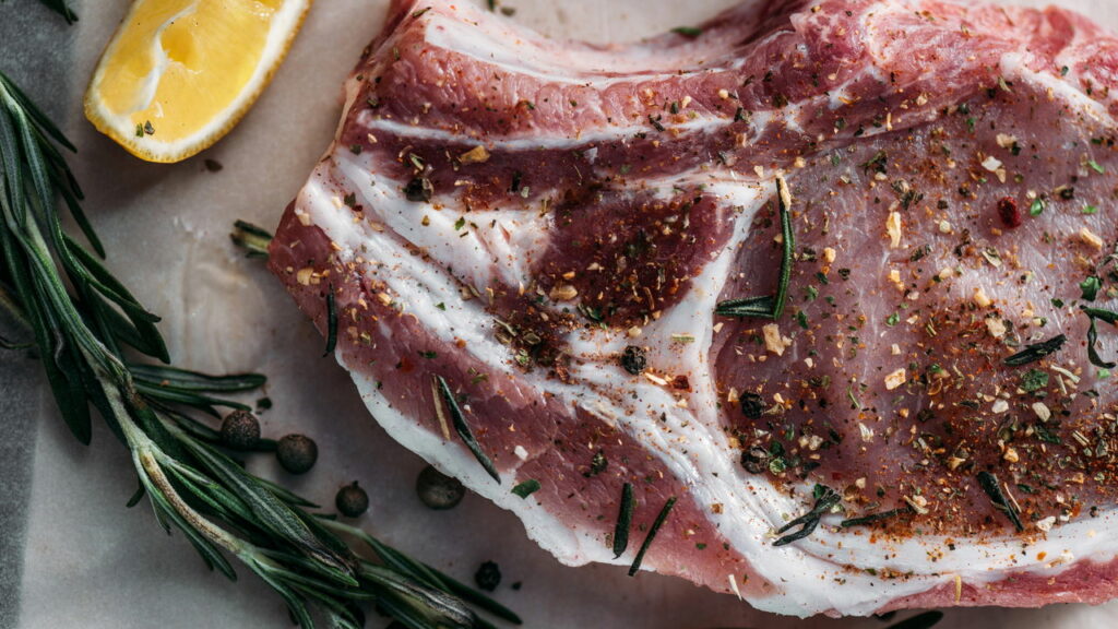 Como usar ervas frescas para dar sabor à carne no churrasco