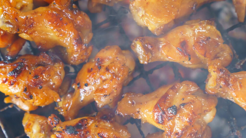 Como fazer um churrasco completo usando só frango — do espeto à sobremesa