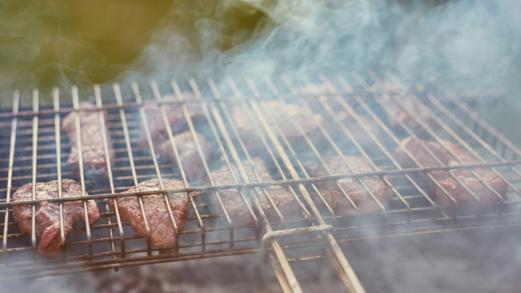 Dicas para evitar fumaça excessiva no churrasco e manter o ambiente agradável