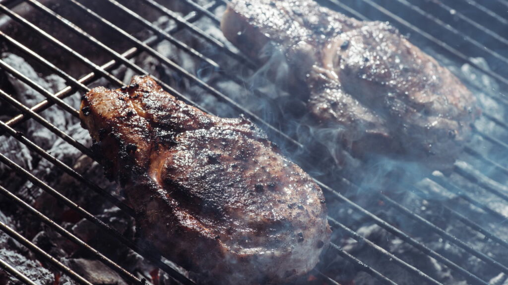 Dicas para evitar fumaça excessiva no churrasco e manter o ambiente agradável