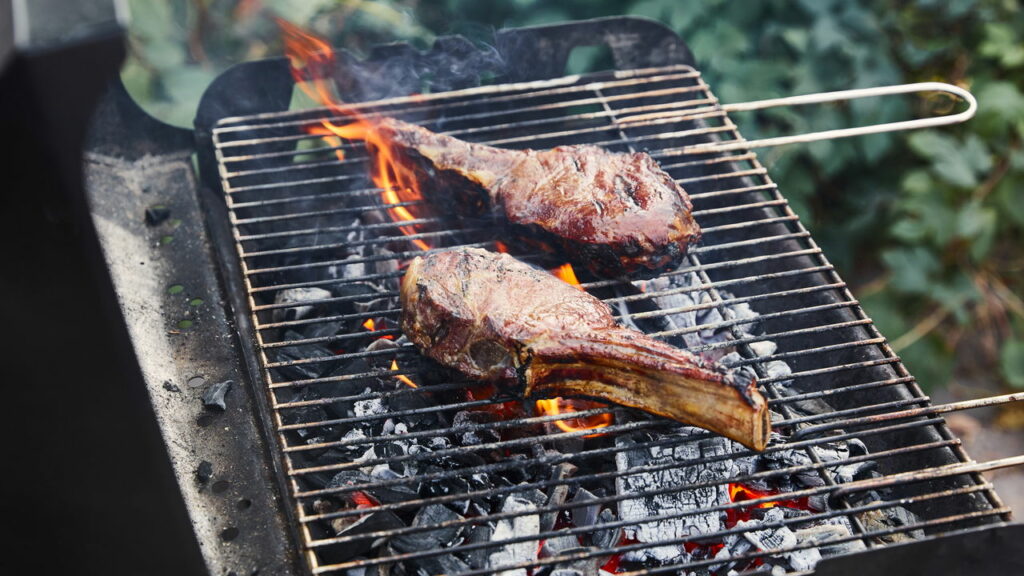 Os erros que fazem a carne grudar na grelha e como resolver