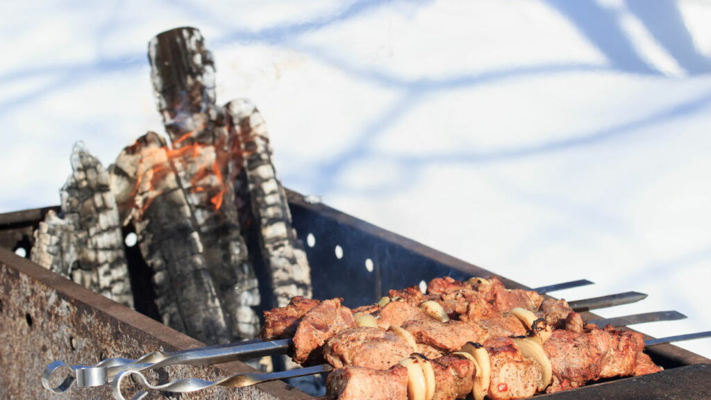 Churrasco durante o inverno? Veja o que muda no preparo