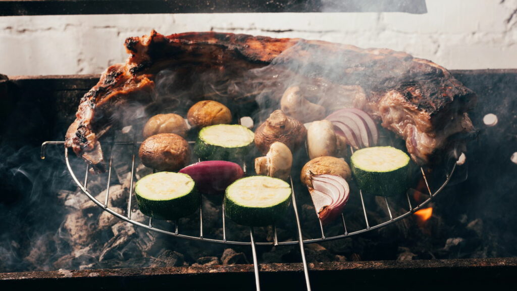 A técnica perfeita de churrasco na brasa para ter o sabor defumado perfeito