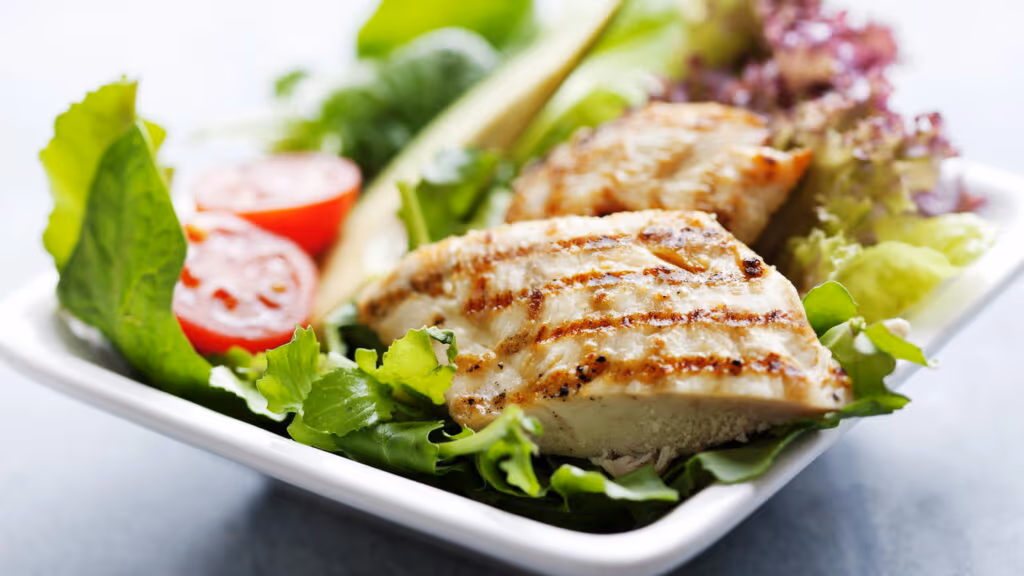 Melhores combinações de salada tropical para refrescar o seu churrasco