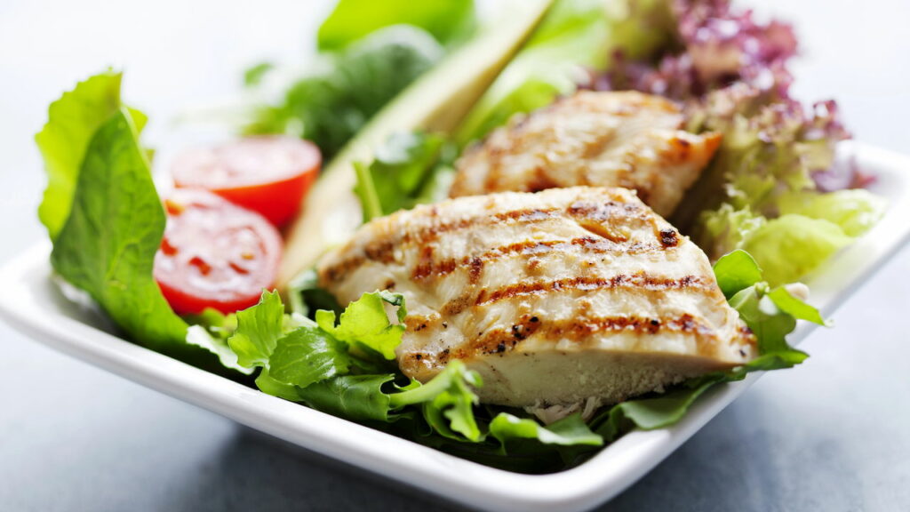 Melhores combinações de salada tropical para refrescar o seu churrasco