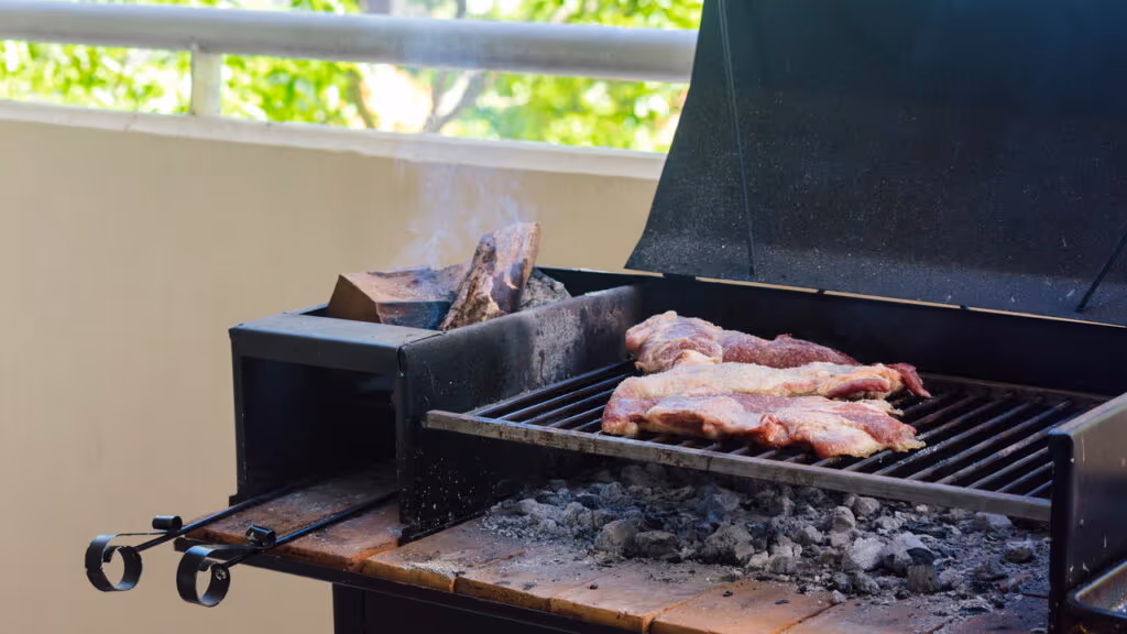 Dicas para fazer churrasco em varandas pequenas sem bagunça