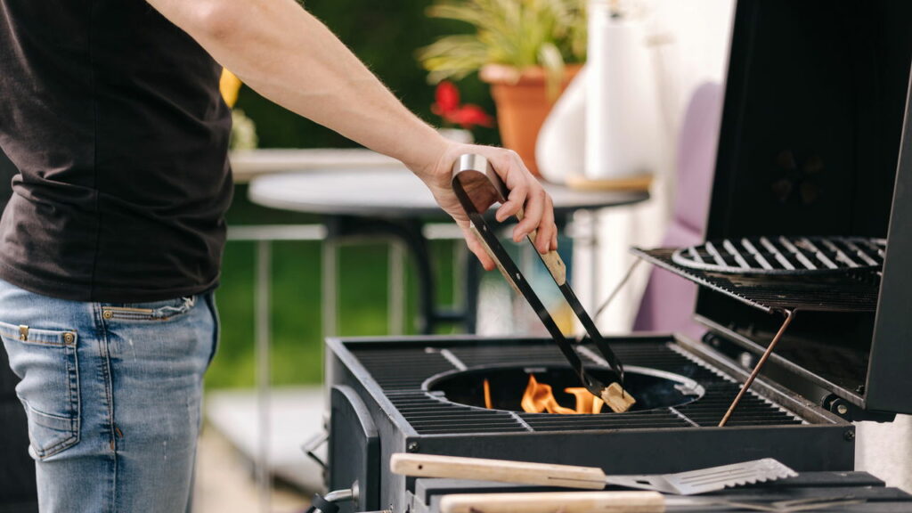 Dicas para fazer churrasco em varandas pequenas sem bagunça