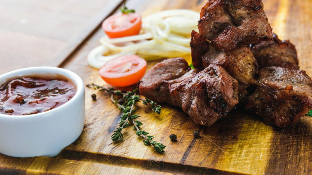Truques pouco conhecidos que deixam o churrasco mais suculento