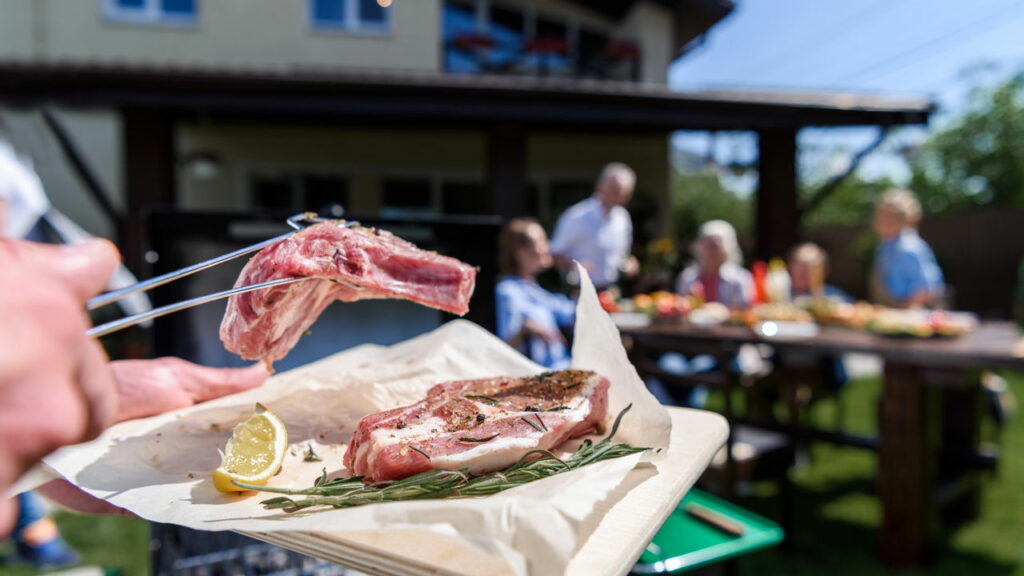 Truques de organização que facilitam o churrasco para muita gente