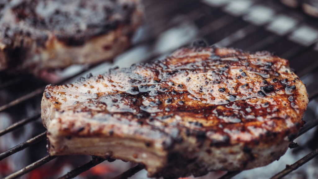 Os tipos de lenha e carvão que fazem diferença no sabor da carne