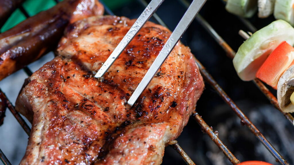 Os temperos naturais que substituem o sal com muito mais sabor no churrasco