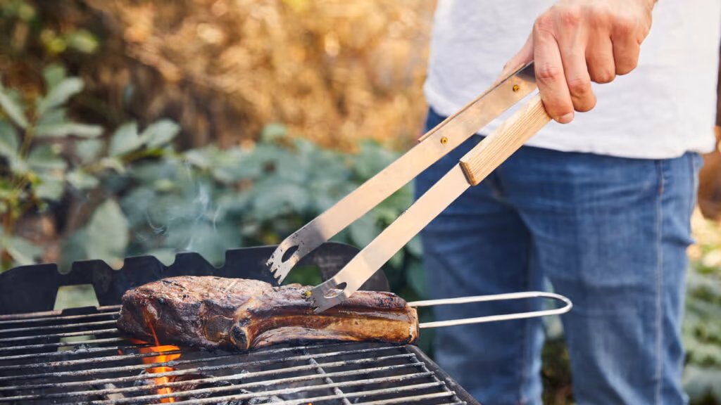 Como improvisar uma churrasqueira com poucos recursos em acampamentos