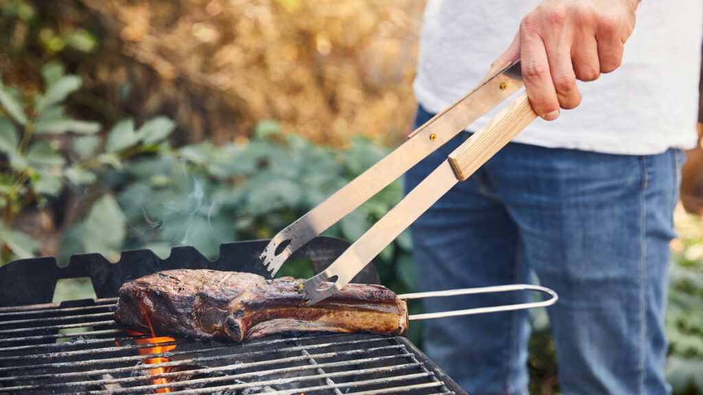 Como improvisar uma churrasqueira com poucos recursos em acampamentos