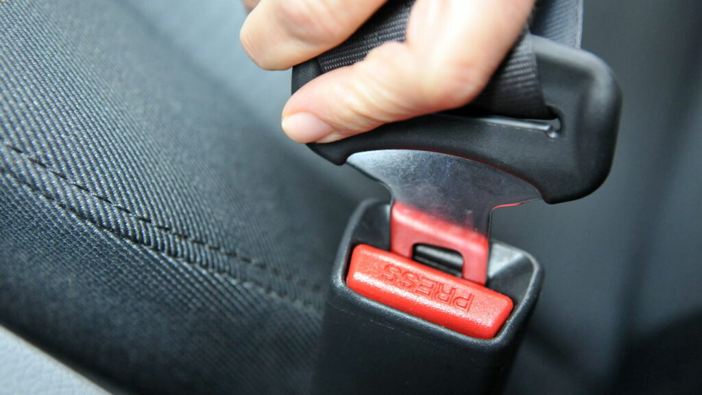 O que diz o CTB sobre não usar cinto de segurança no banco de trás?