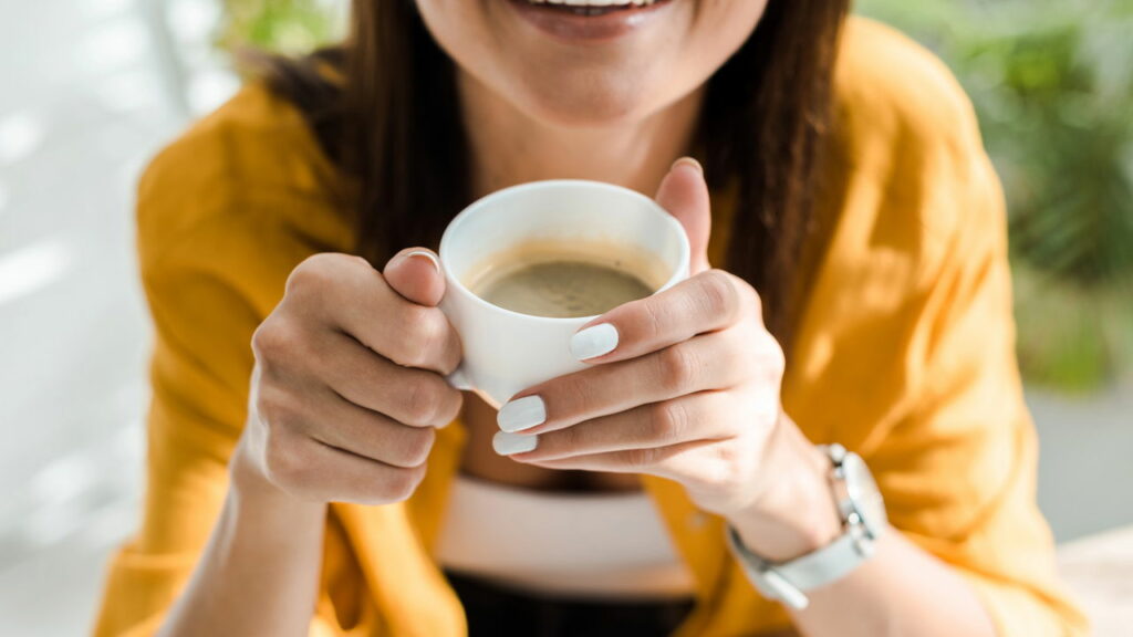 Tomar café durante uma refeição é saudável? Entenda o impacto