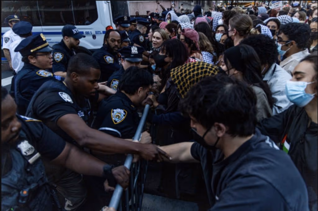 Columbia: manifestantes anti-Israel invadem biblioteca durante provas