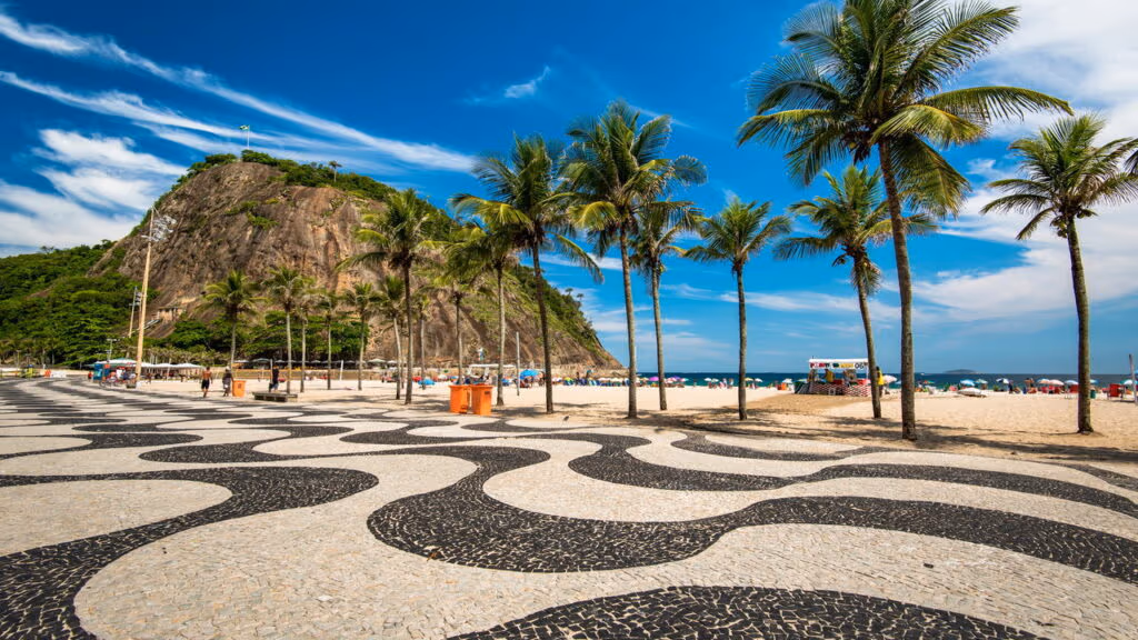 Turista viraliza ao ficar preso na areia de Copacabana