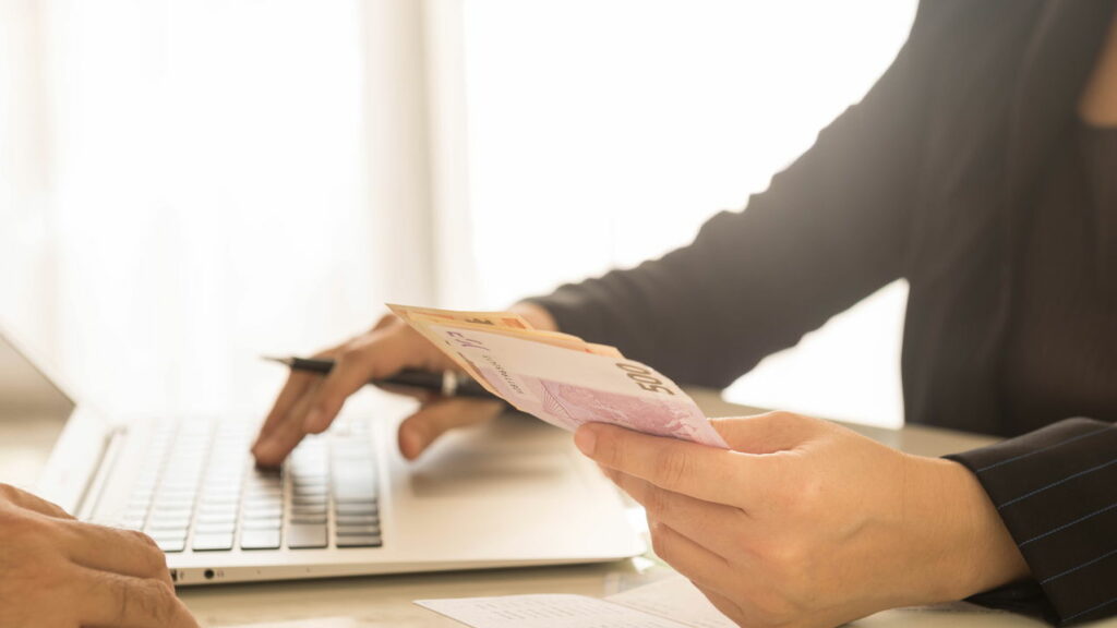 Brasileiros ainda realizam alto número de depósitos em banco, veje dados