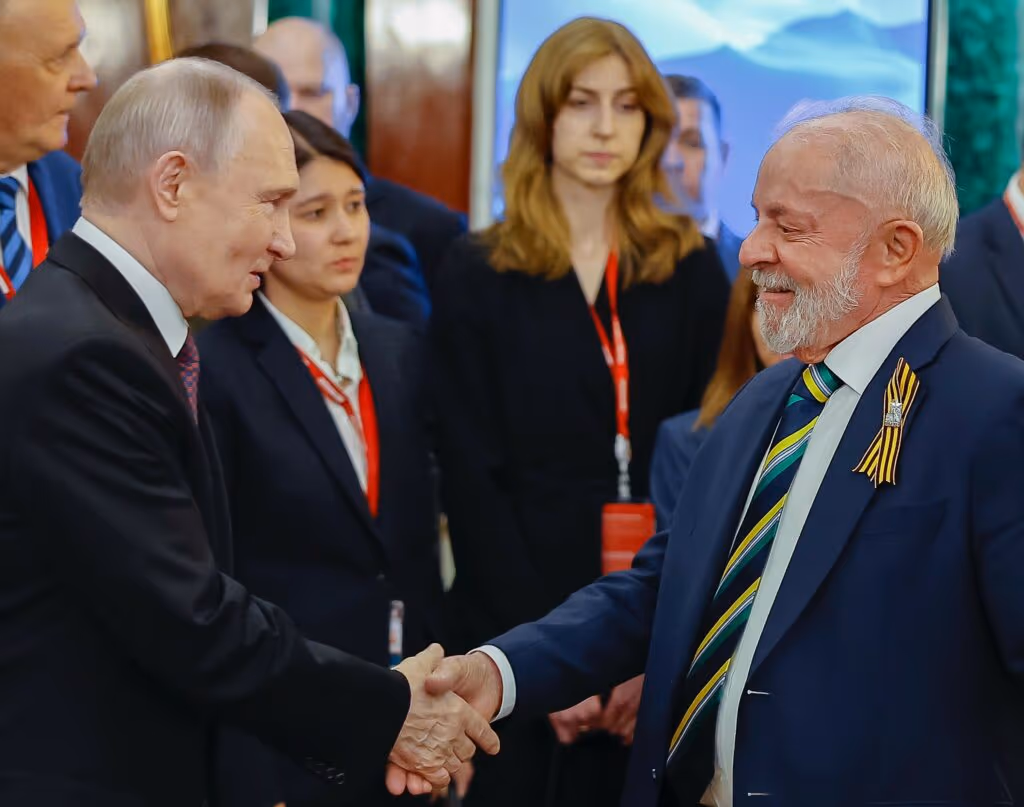 Líder da oposição quer moção de repúdio à presença de Lula em evento com Putin