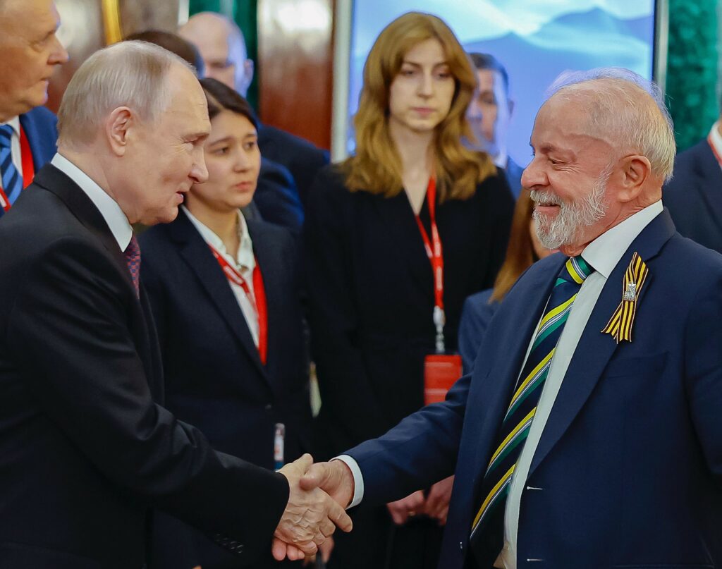 Líder da oposição quer moção de repúdio à presença de Lula em evento com Putin