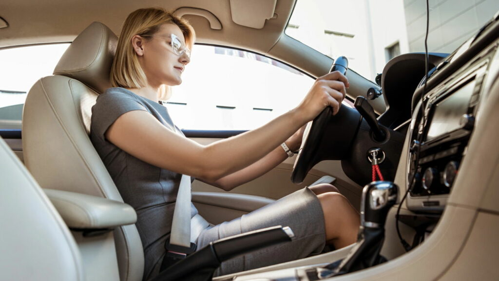 O que diz a lei sobre dirigir descalço, de chinelo ou com salto