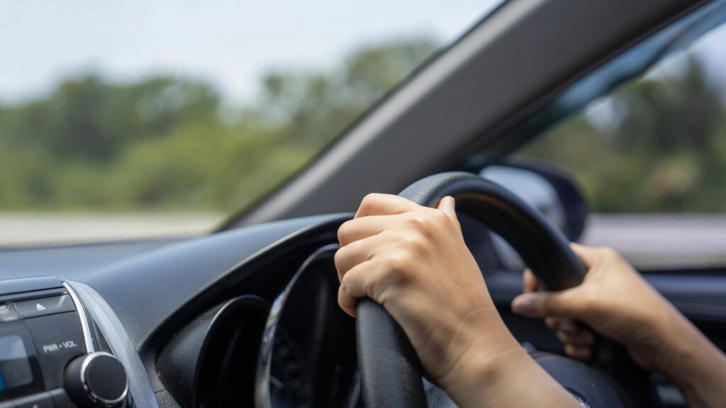 Por que dirigir com o braço para fora da janela pode ser infração