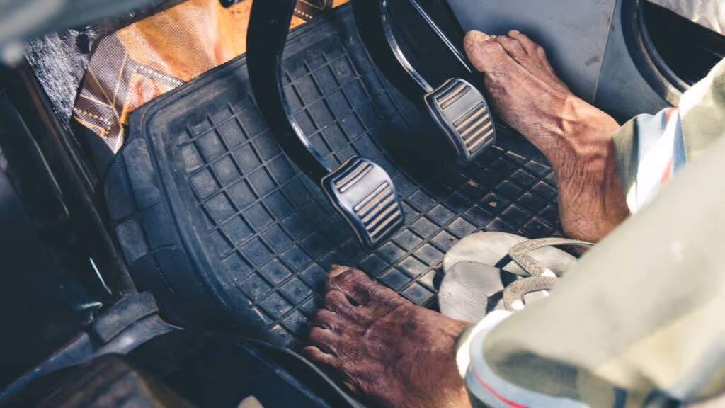 O que diz a lei sobre dirigir descalço, de chinelo ou com salto