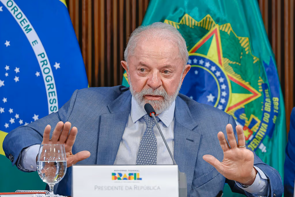 Lula defende regulação das redes “pelo Congresso ou pelo STF”