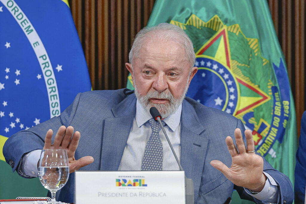 Lula defende regulação das redes “pelo Congresso ou pelo STF”