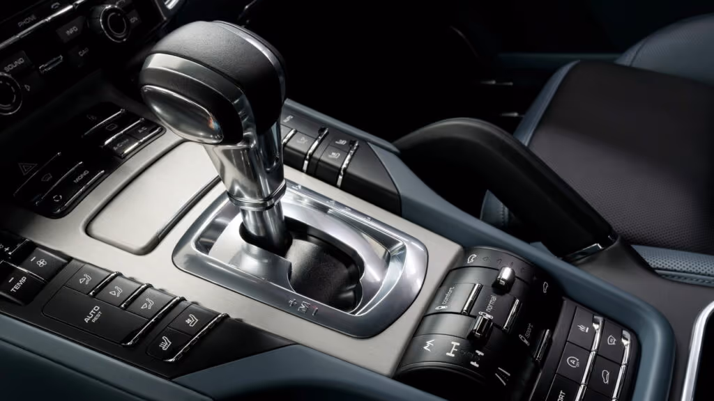 Como o mal uso da embreagem pode levar a infrações em ladeiras