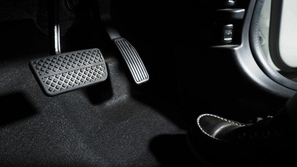 Como o mal uso da embreagem pode levar a infrações em ladeiras