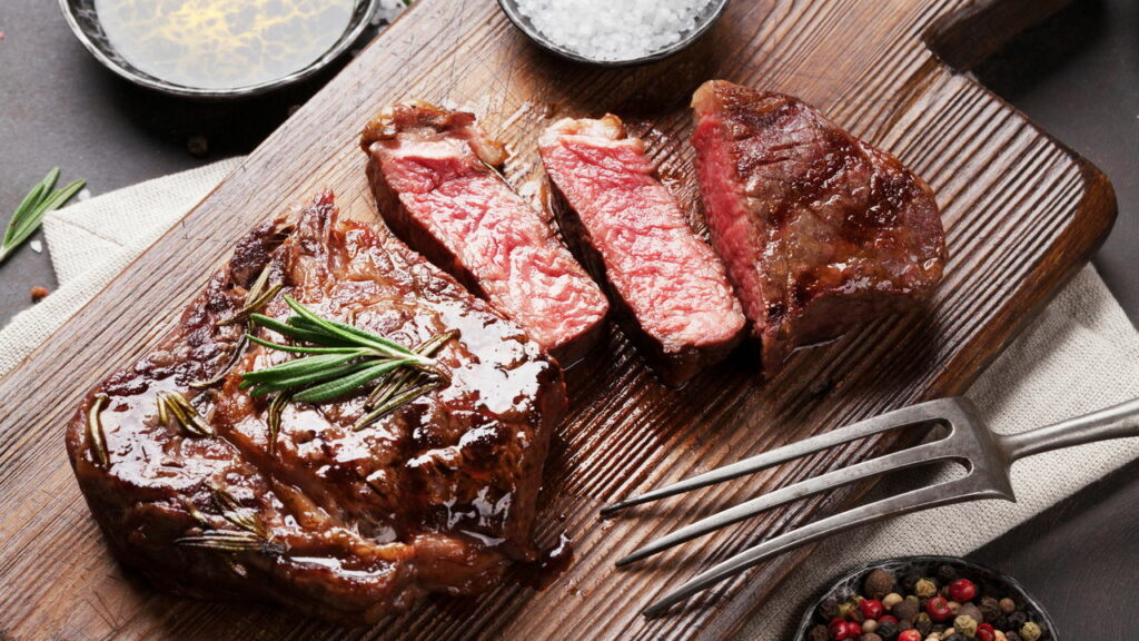 Ervas que você pode plantar em casa e usar no churrasco