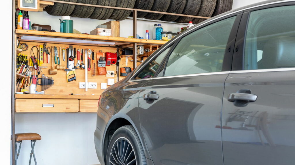 Pode andar com o carro sem estepe? Veja o que diz a lei