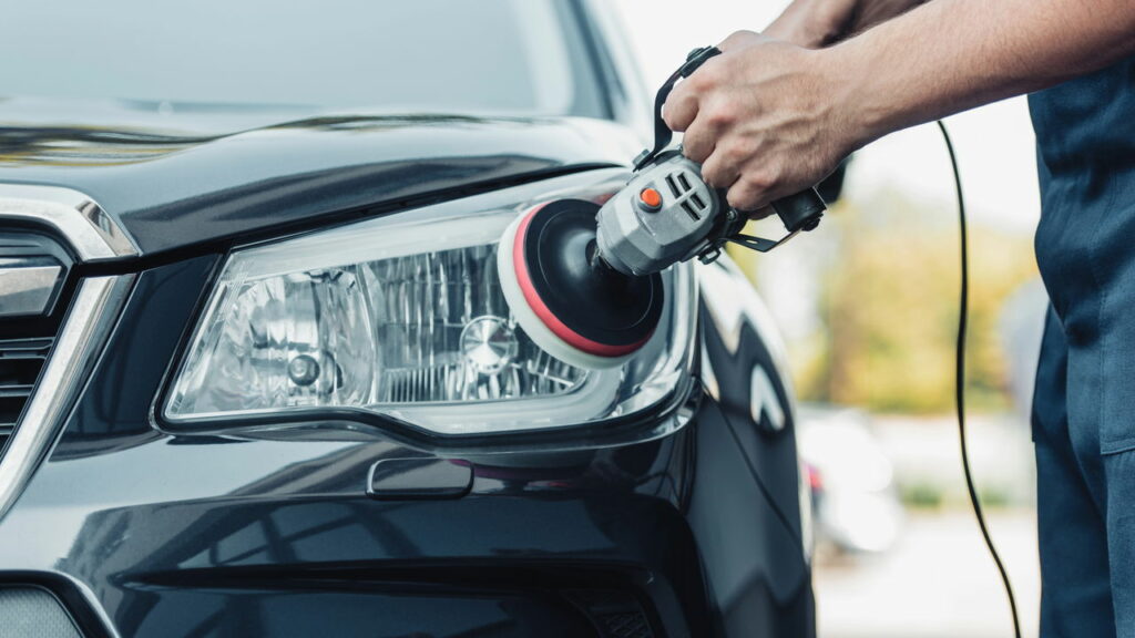 Por que dirigir com farol queimado pode causar mais do que multa