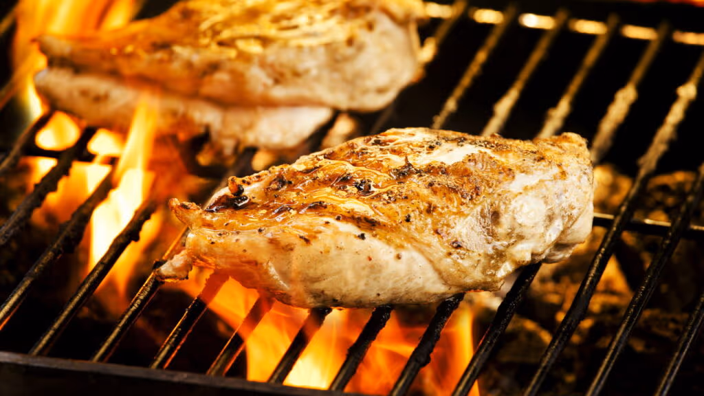 Como deixar o frango mais suculento na grelha sem ressecar