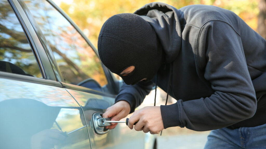 Como evitar furtos e assaltos ao dirigir e estacionar o carro