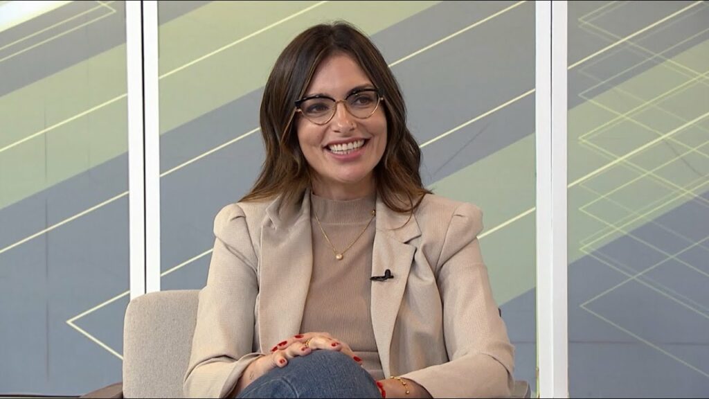 Ratinho demite jornalista que festejou aniversário com vela inusitada