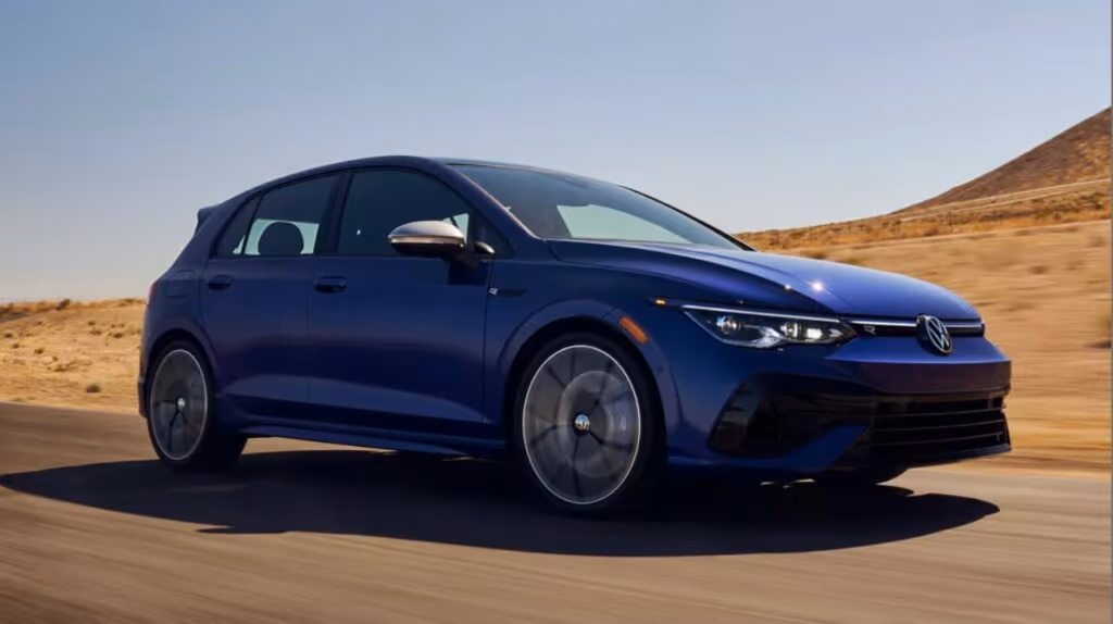 Volkswagen revela seu esportivo mais icônico para desafiar Corolla GR e Civic Type R