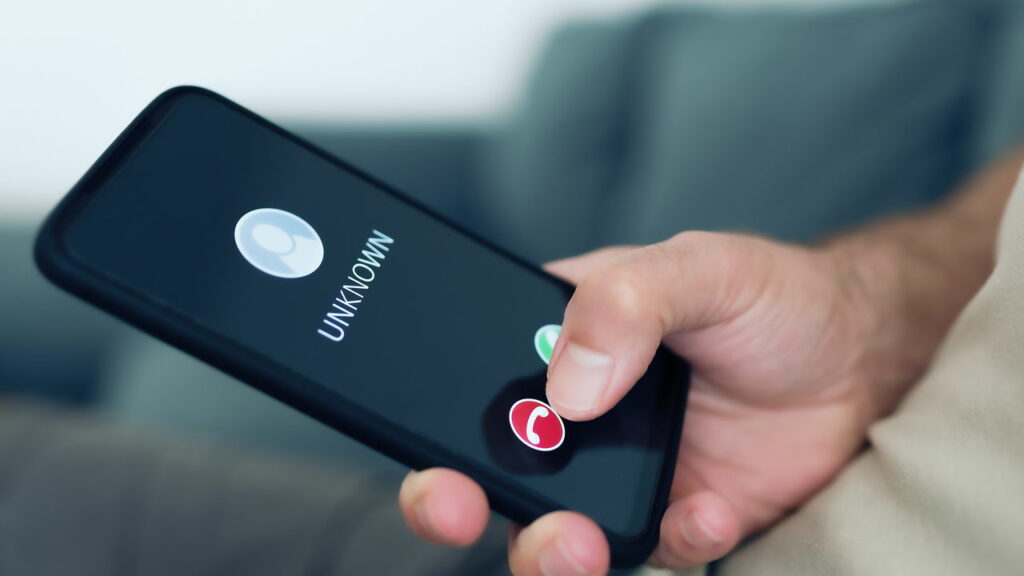 Quando um número muito estranho liga, é recomendável não atender - Créditos: depositphotos.com / chris77ho