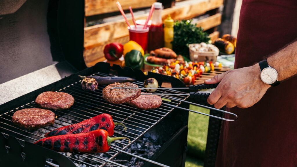 Truques para grelhar hambúrguer artesanal sem perder a suculência