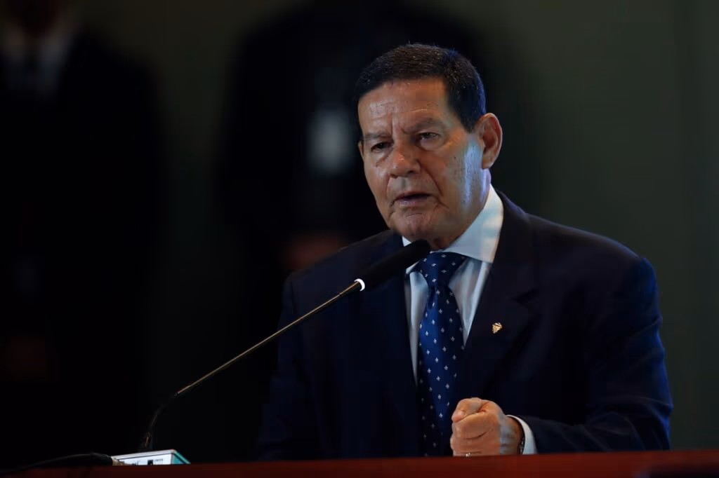Crusoé: Mourão deveria depor de novo?