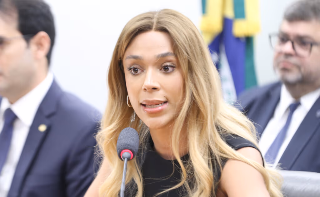 PEC do fim do 6×1 completa três meses na gaveta de Hugo Motta