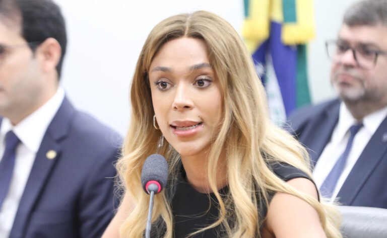 PEC do fim do 6x1 completa três meses na gaveta de Hugo Motta