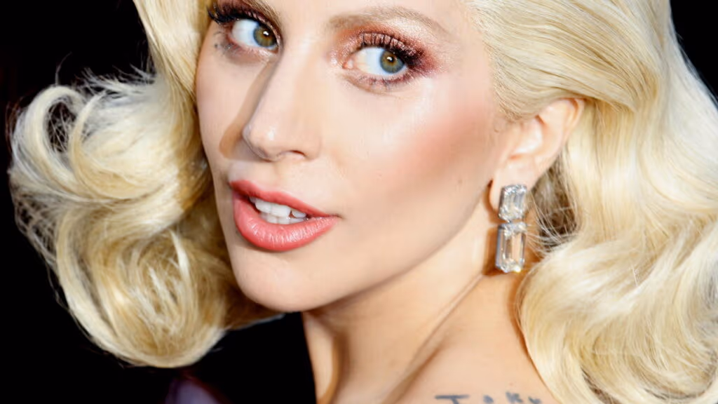 Lady Gaga faz emocionante homenagem em show