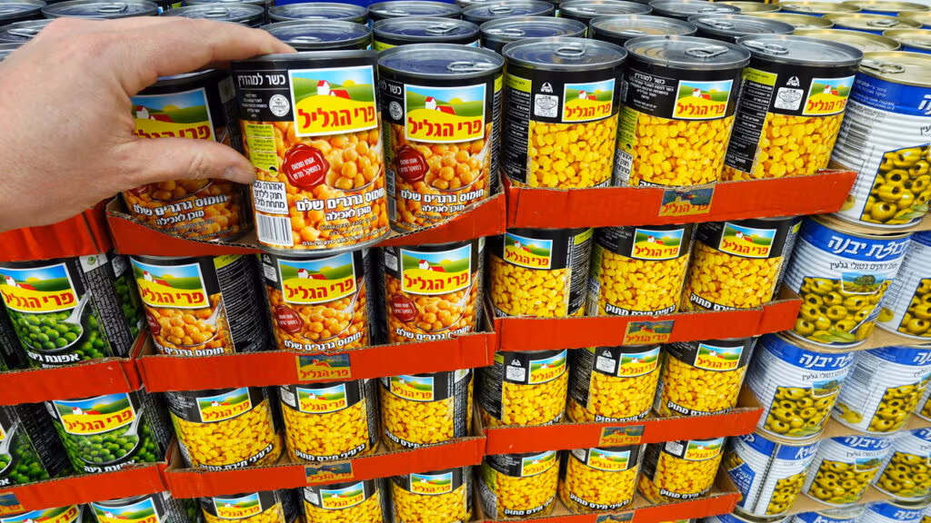 5 formas de usar latas de milho como vasos e economizar com estilo
