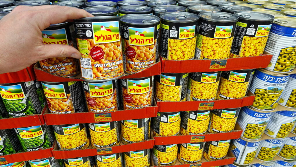 5 formas de usar latas de milho como vasos e economizar com estilo