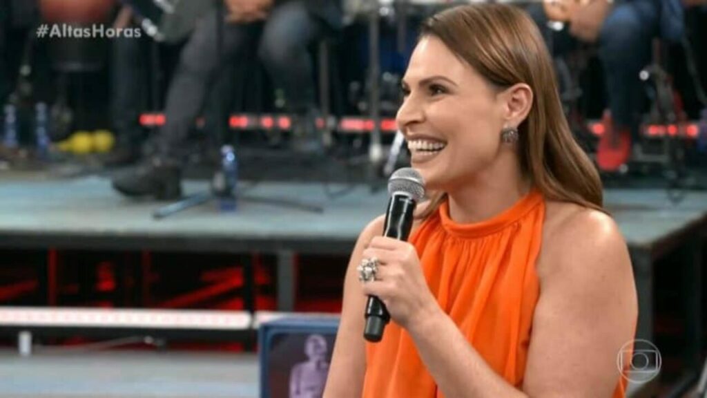 Laura Muller larga isolamento e volta ao Altas Horas