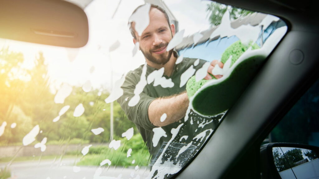 Essa atitude ao lavar o carro na rua pode gerar multa — e poucos sabem
