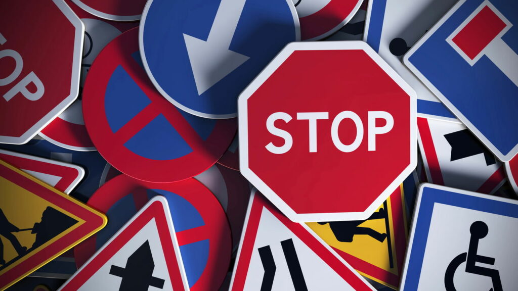 As placas de trânsito mais estranhas que existem no Brasil